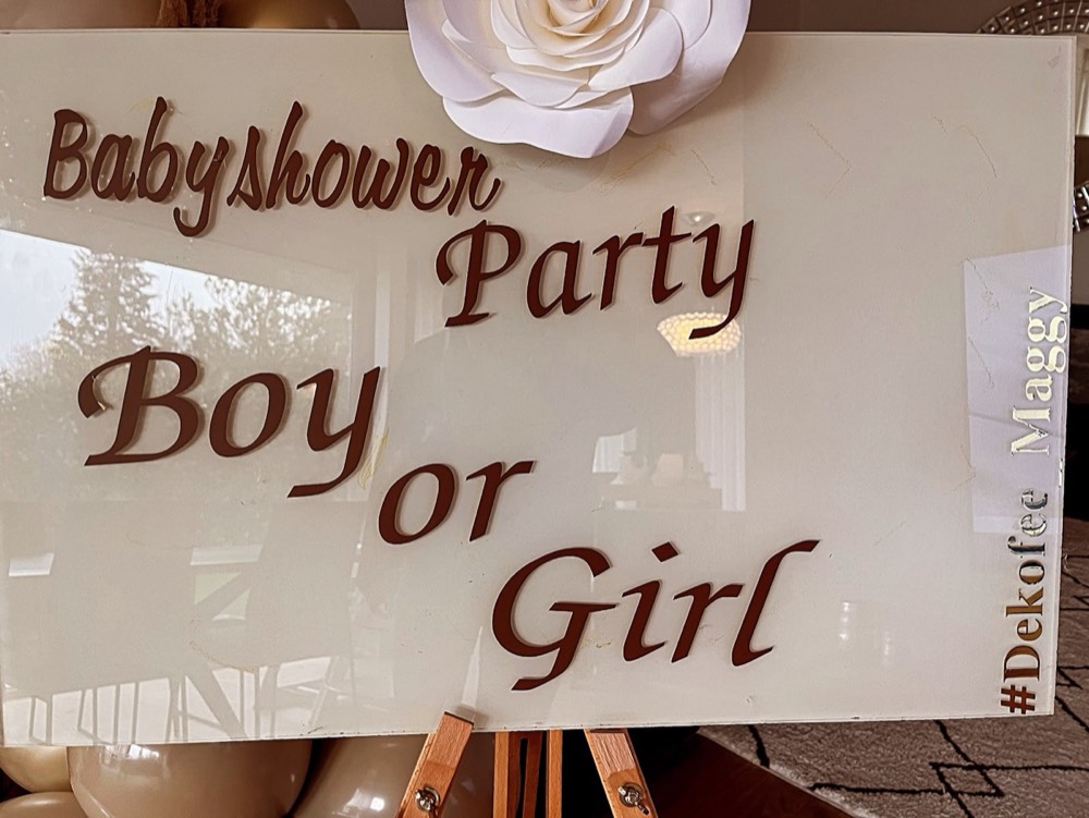 Tafel mit der Aufschrift Babyshower Party, Boy or Girl