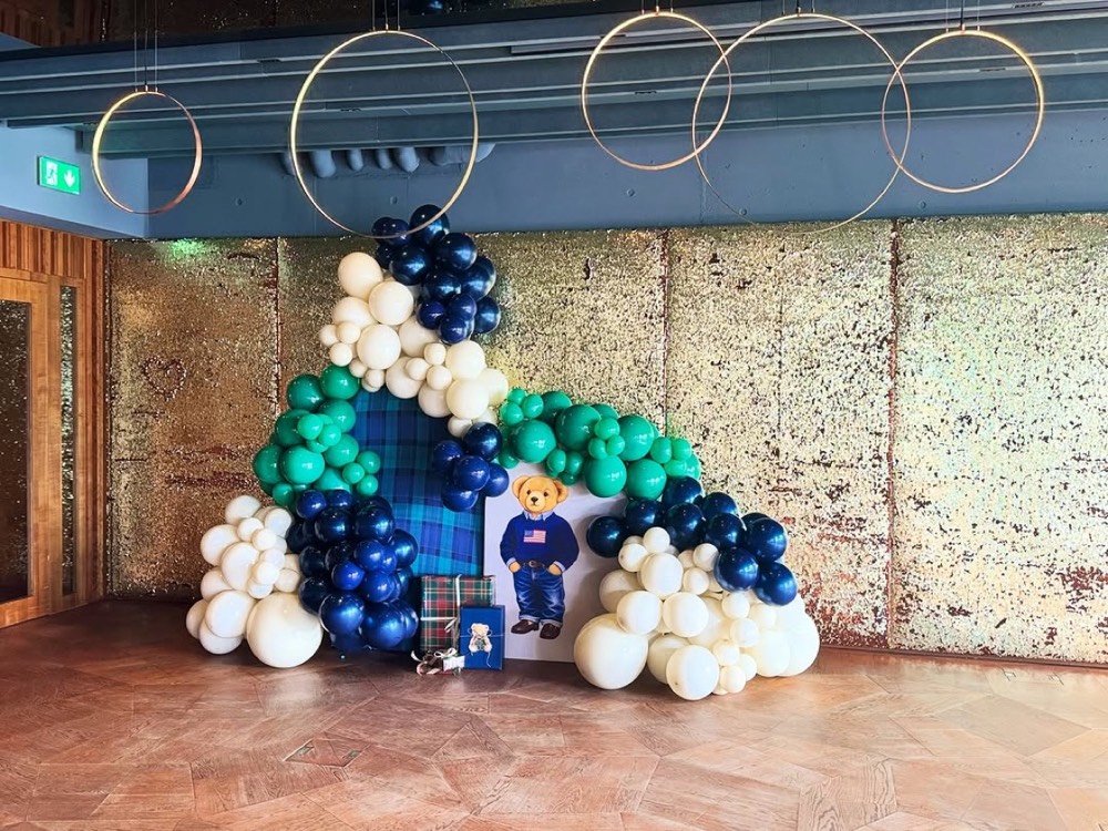 Ballons in Dunkelblau, Grün und Weiss im Seehotel Sonne