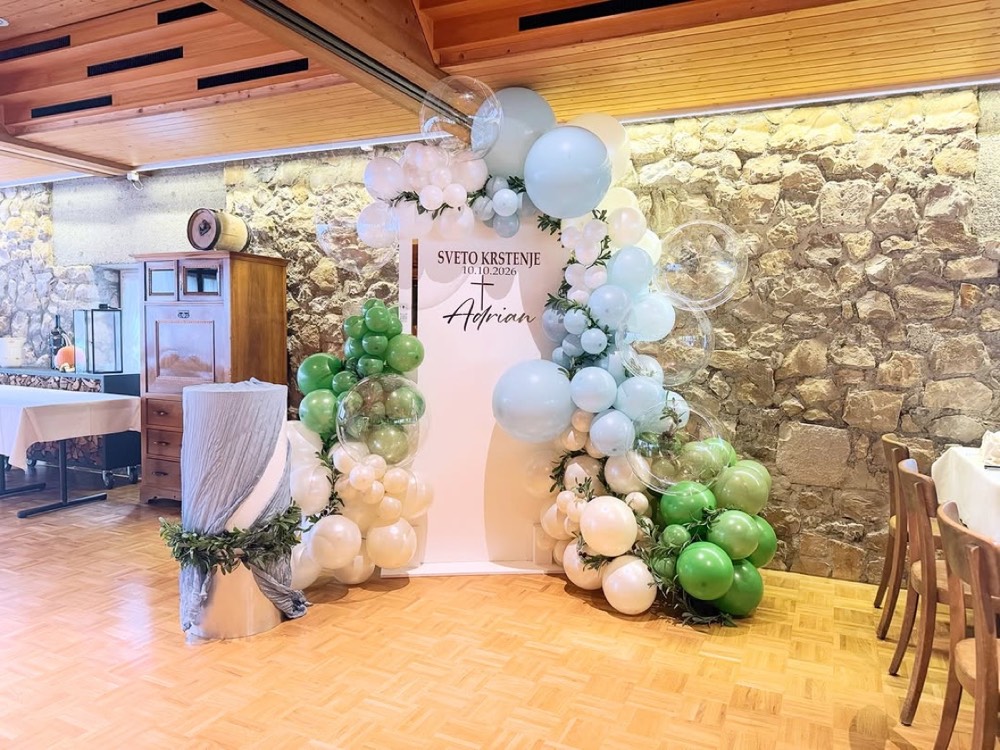 Ballonbogen zur Taufe im Saal mit Holzdecke